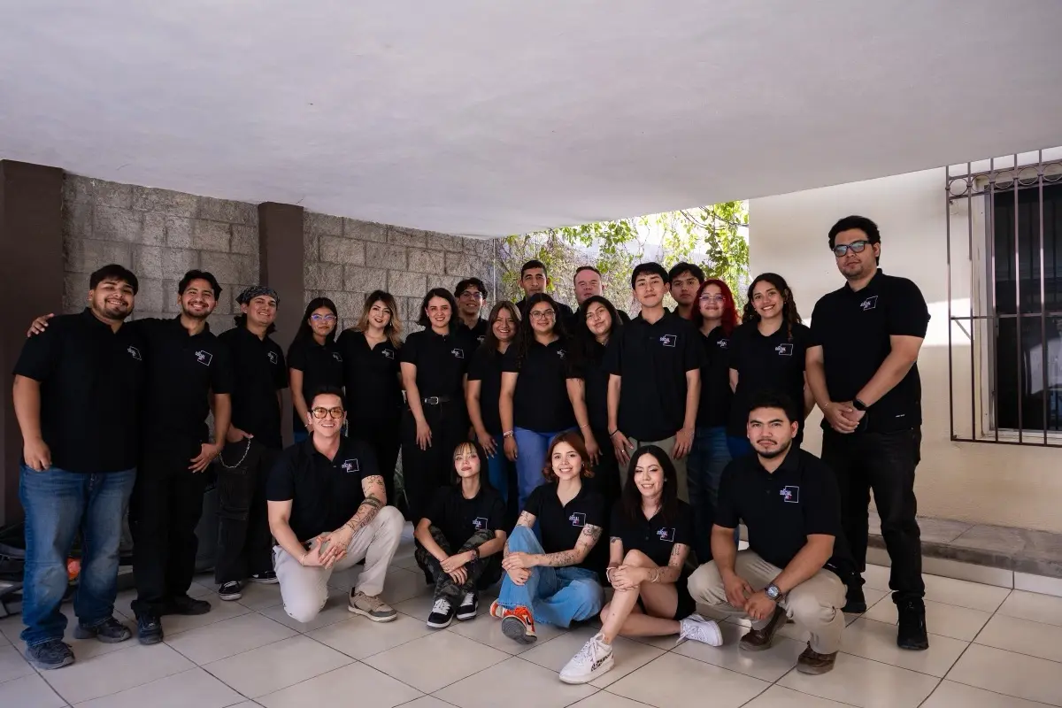 Equipo de The Social Box colaborando en sus oficinas de Monclova