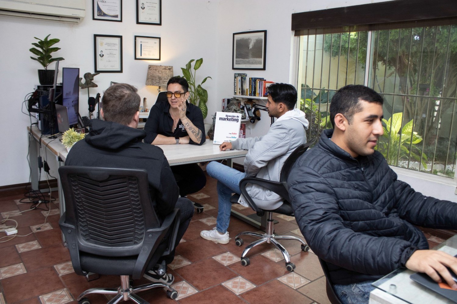 Equipo de The Social Box colaborando en oficina