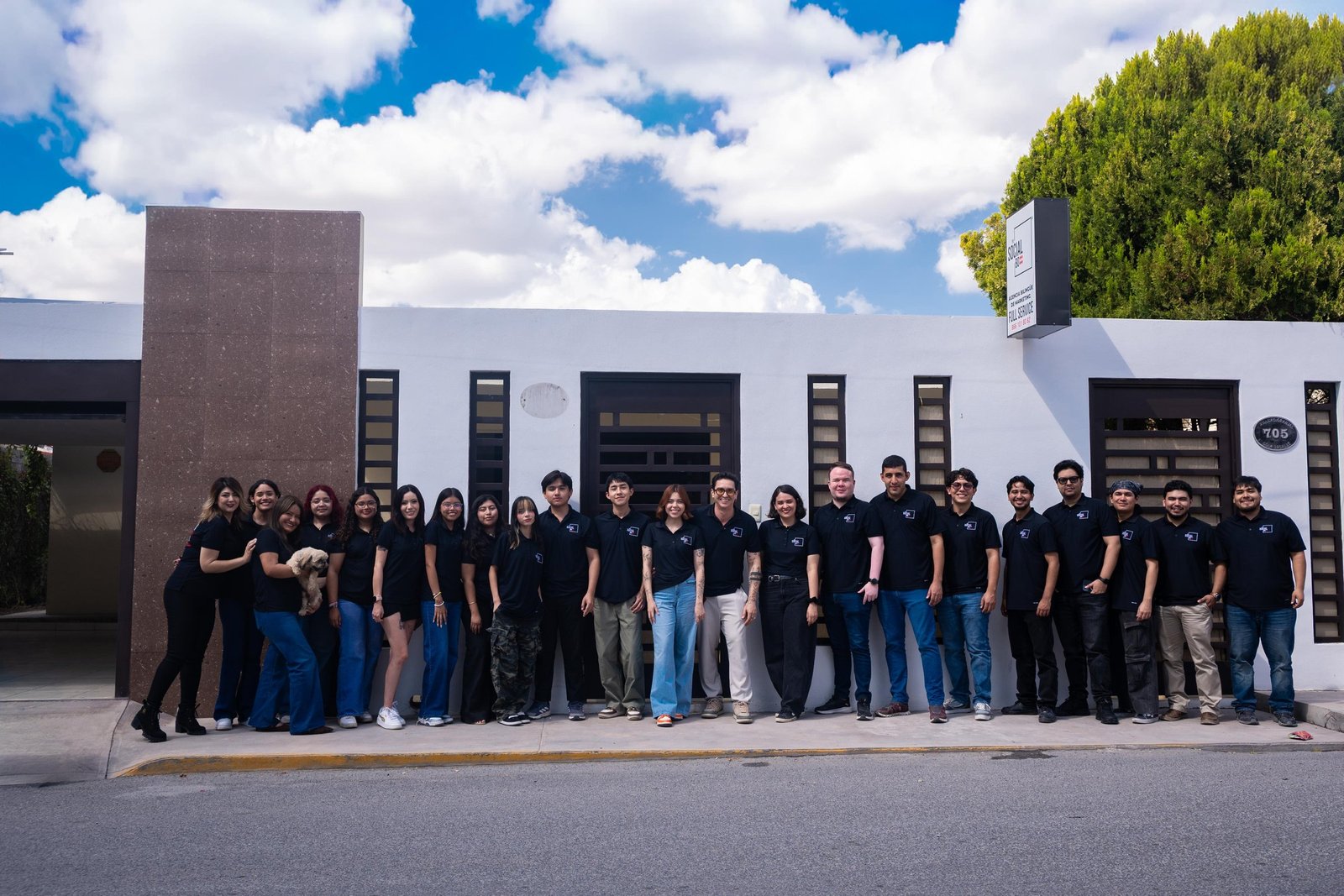 Equipo de The Social Box afuera de sus oficinas