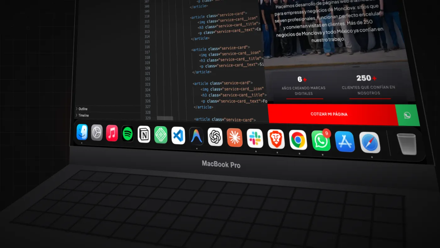 MacBook con el código de la página a un lado y la vista previa en celular al otro