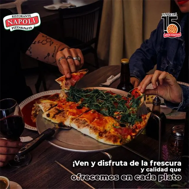 Publicación del restaurante Napoli con pizza al centro de la mesa
